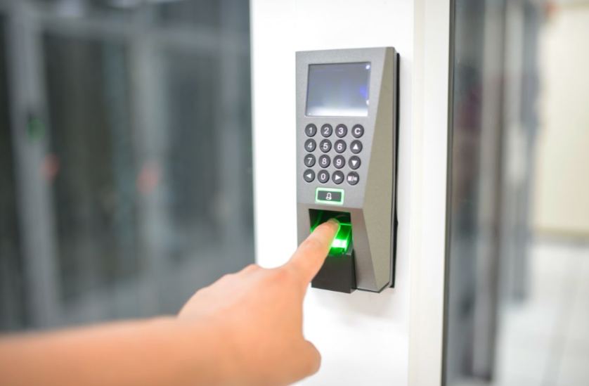 Fingerprint vs Face Recognition: Which Biometric Attendance Technology Is Right for Your Qatar Business?